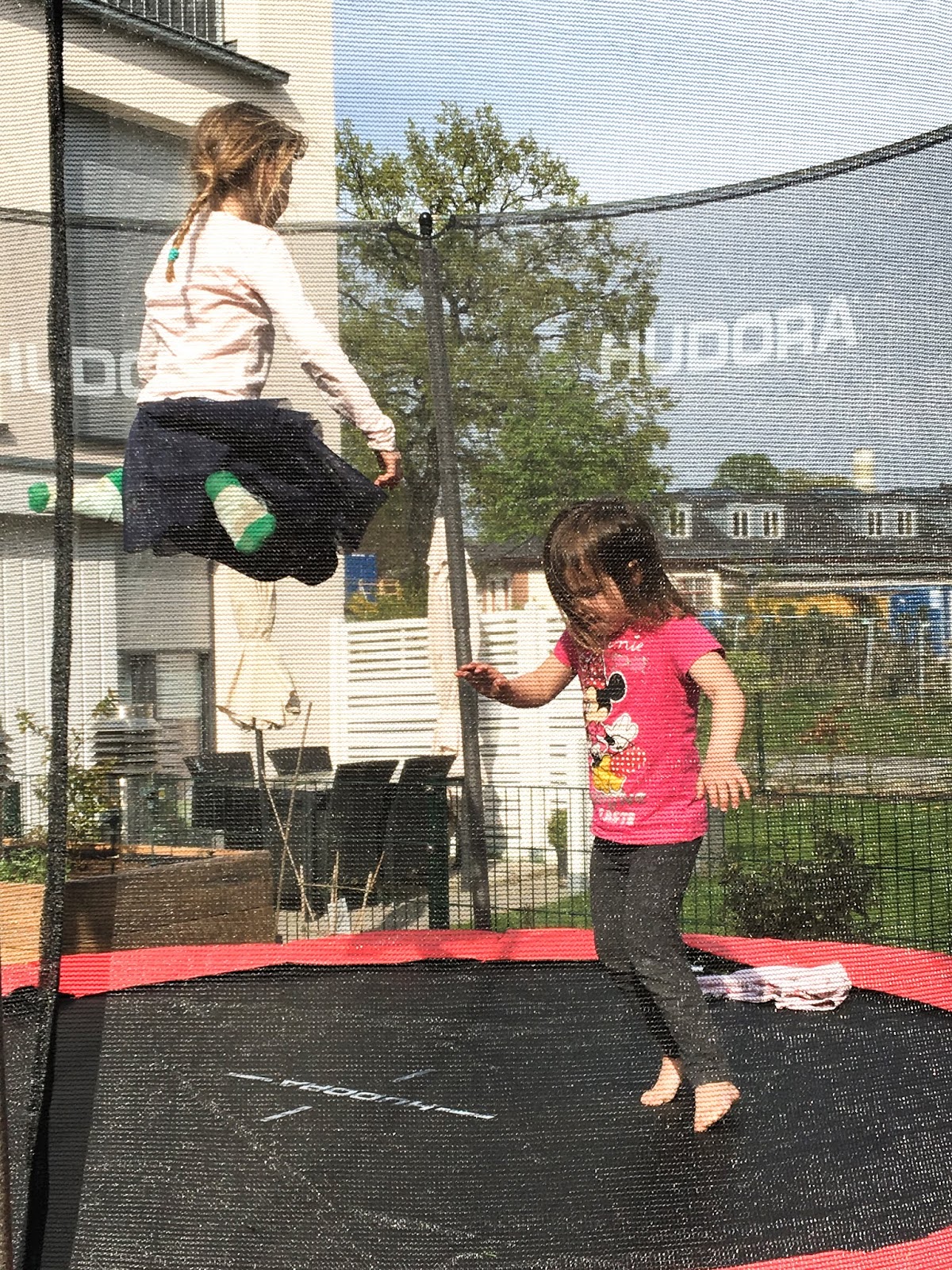 Hüpfspaß auf dem Hudora Trampolin