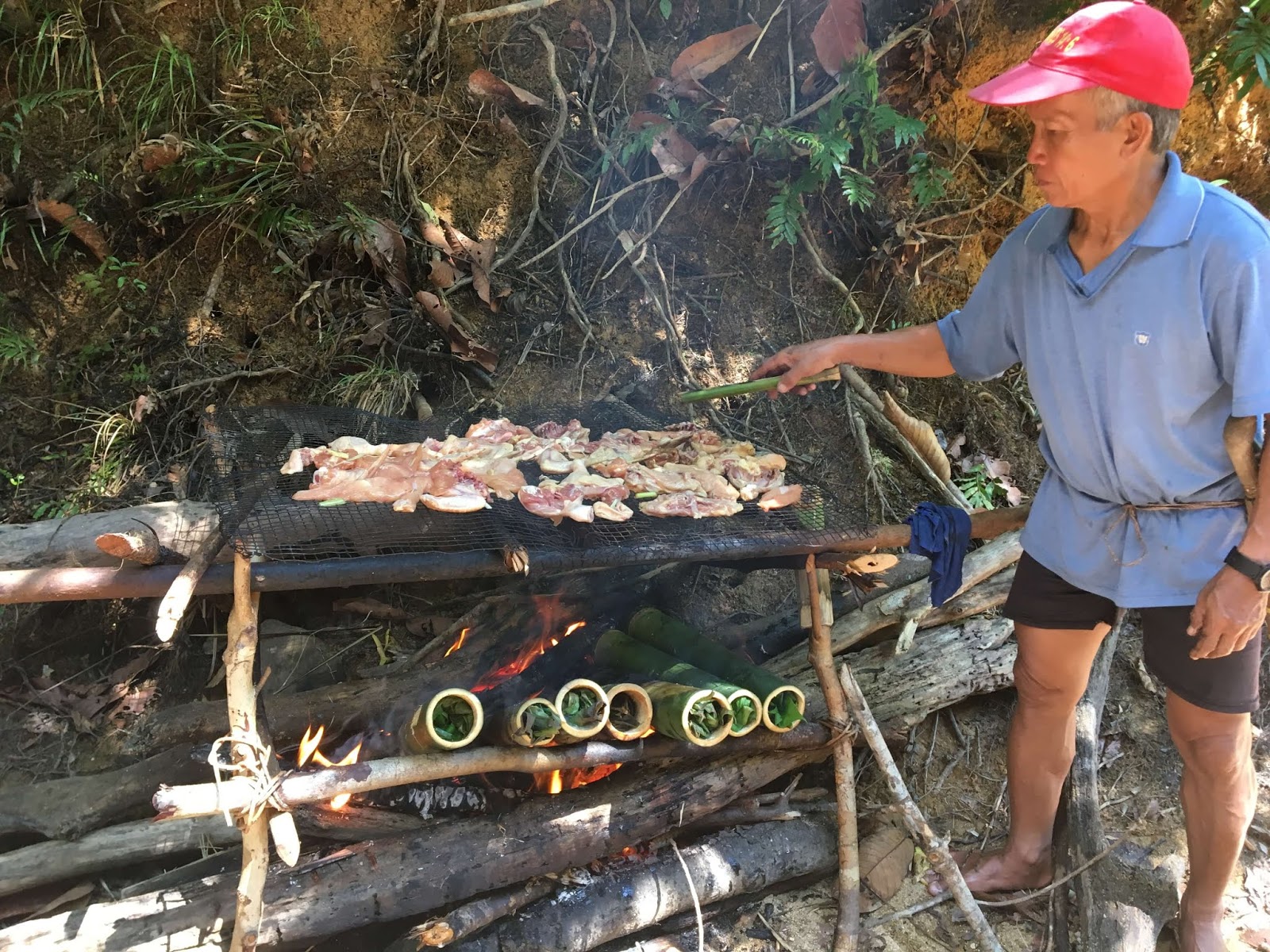 Aus Bambusrohren erbauter Grill