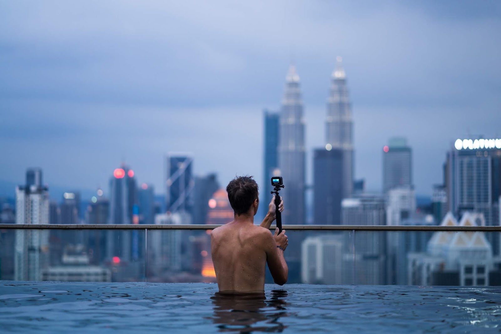 Dachterrasse Pool Mann Kuala Lumpur