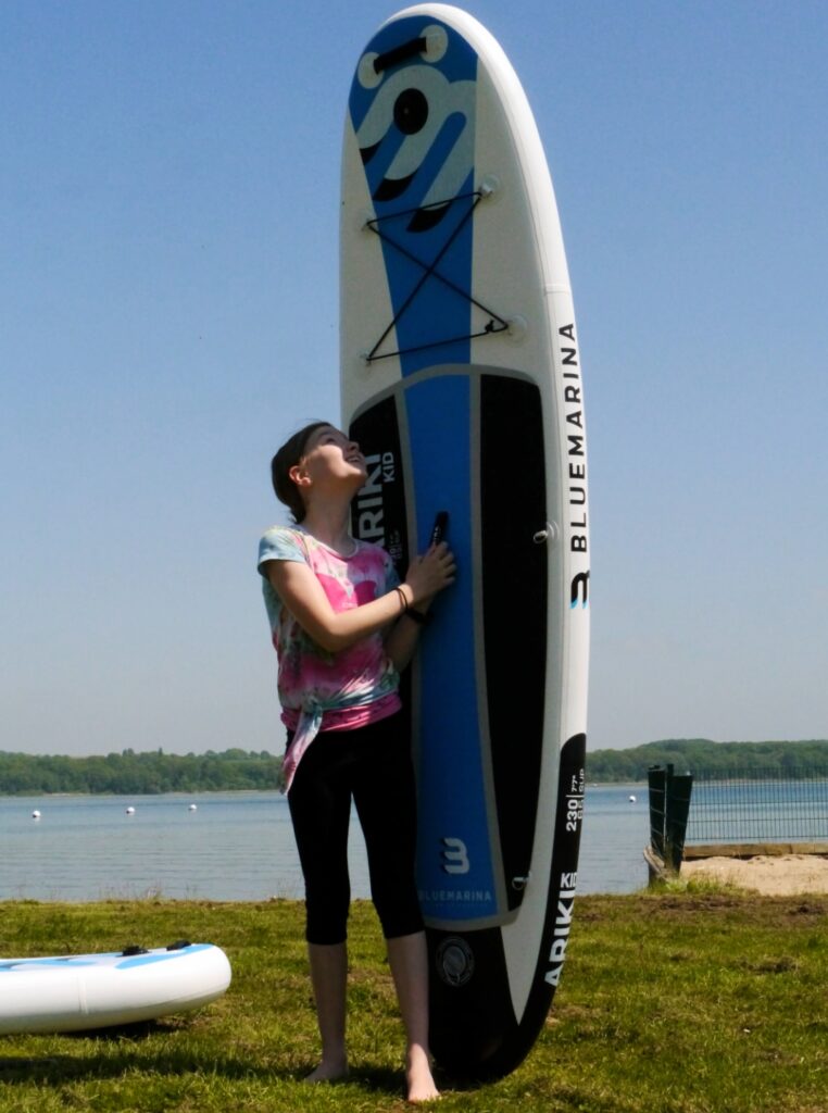 Kind mit Stand Up Paddling Board