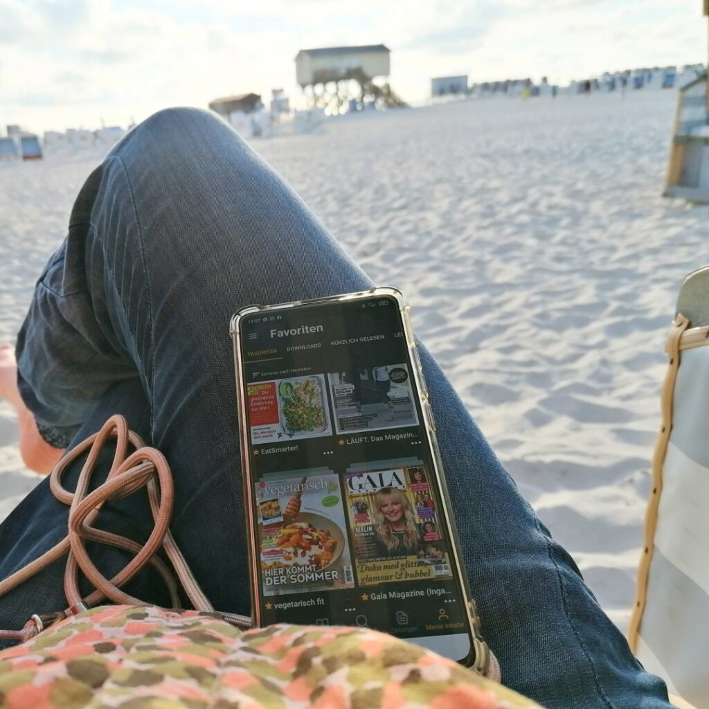 Readly App am Strand lesen