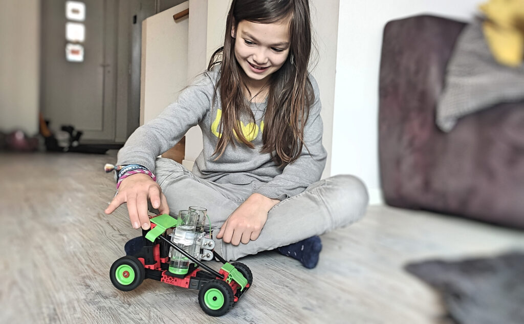 Kind mit fischertechnik H2 Fuel Cell Car