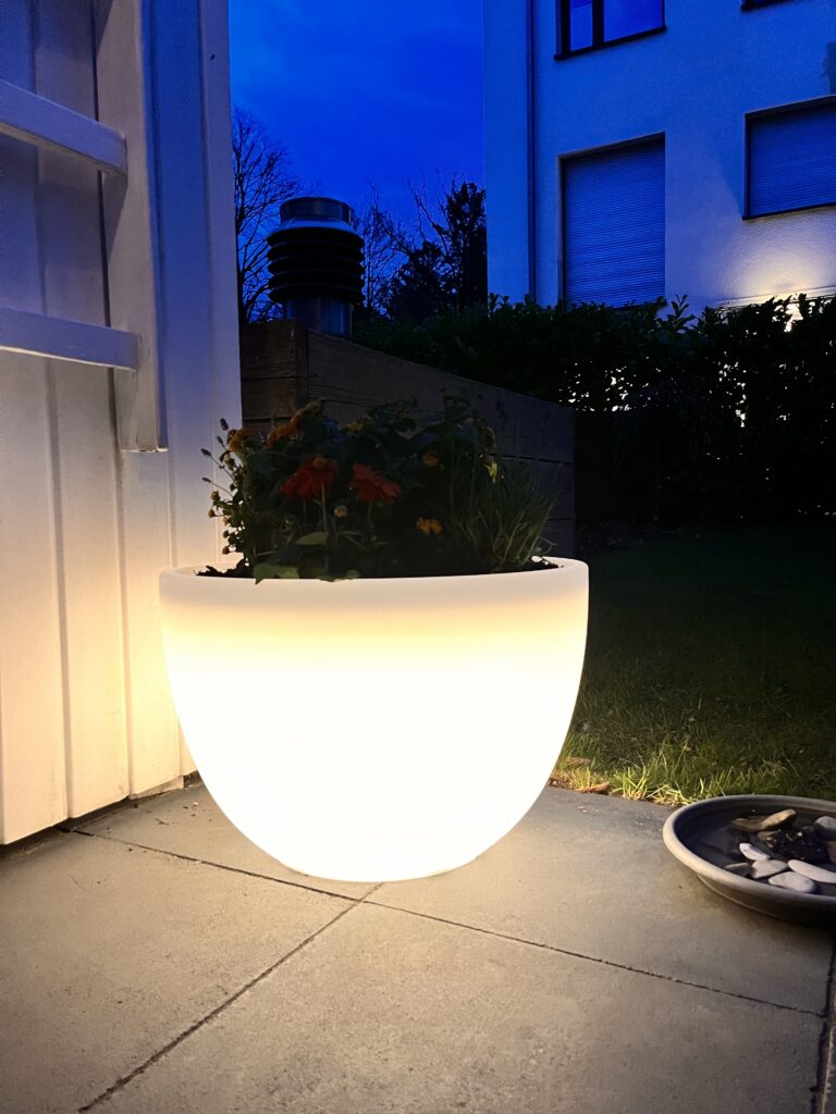 Schönes Licht im Garten mit dem LED-Blumentopf von 8 season design
