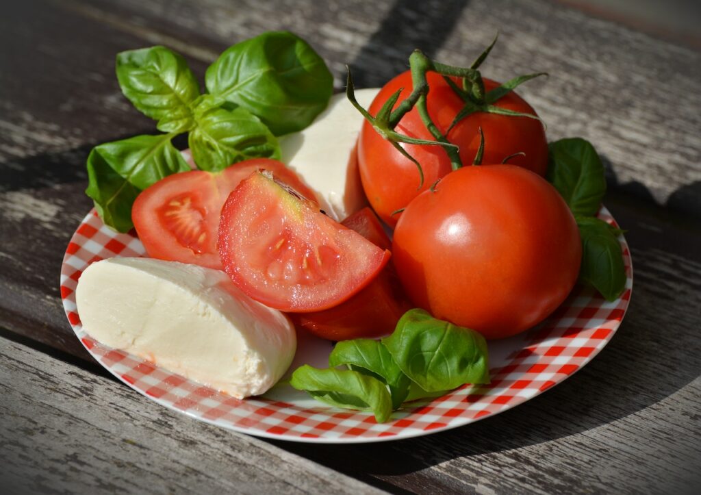 Mozzarelle und Erdbeeren