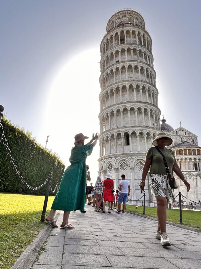 Frau hält den schiefen Turm von Pisa