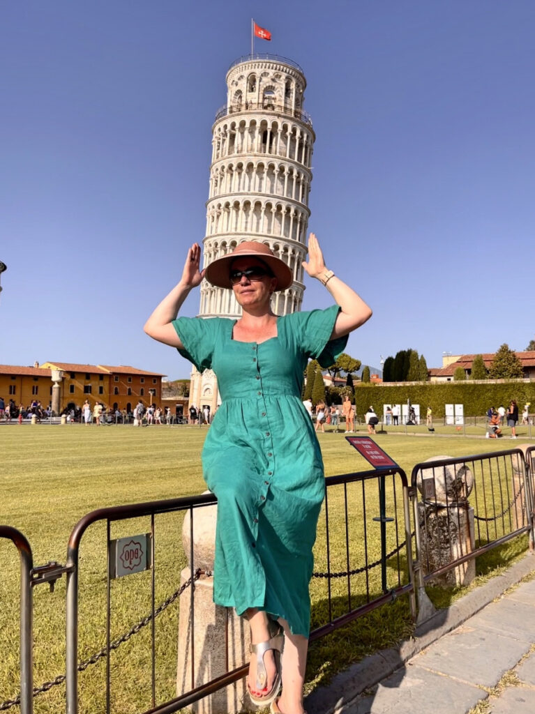 Frau vor schiefem Turm von Pisa
