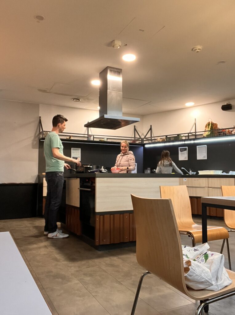 Hotel in München. Das MEININGER am Olympiapark. Kochen in der Gästeküche.