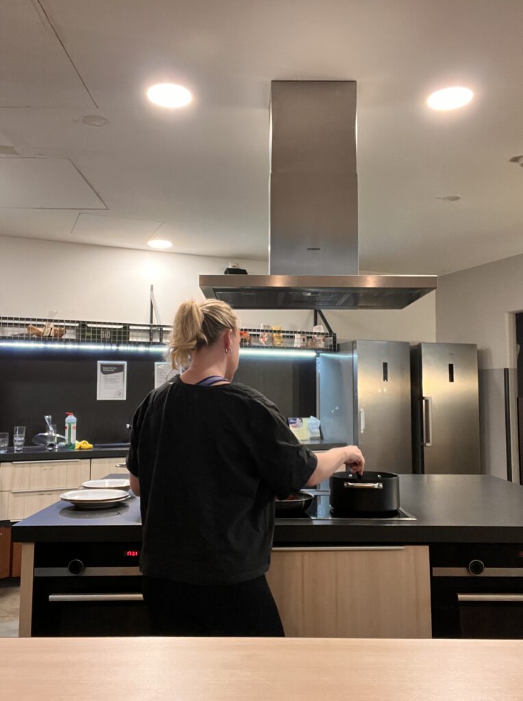 Hotel in München. Das MEININGER am Olympiapark. Kochen in der Gästeküche.